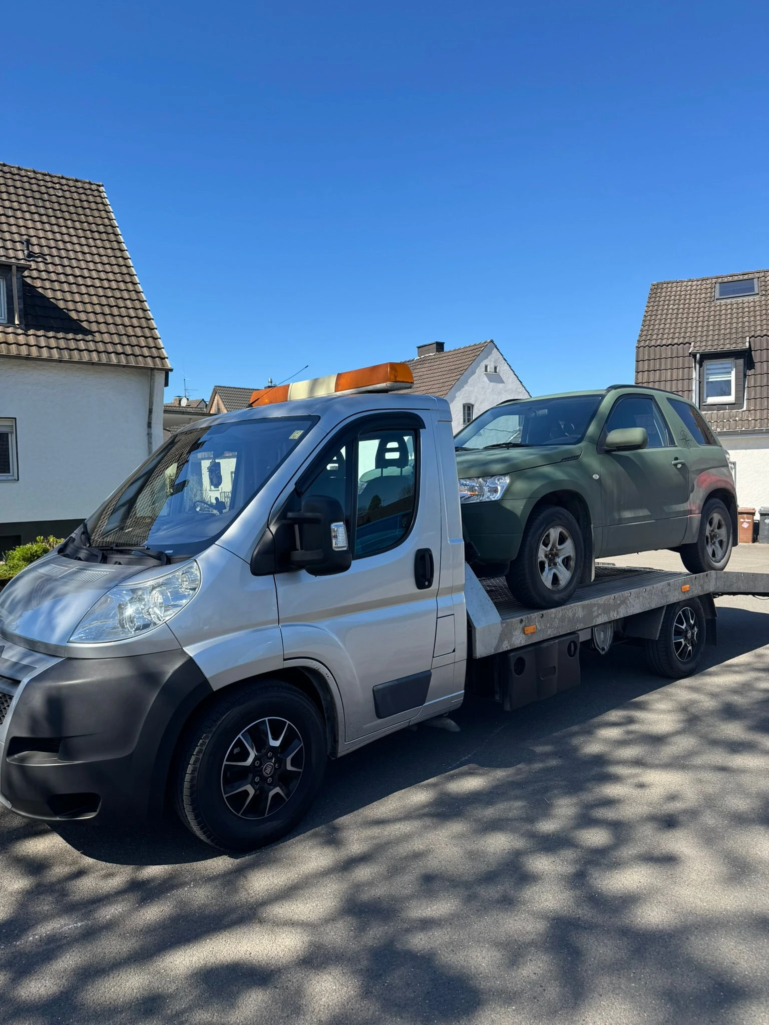 Fahrzeug mit Motorschaden am Straßenrand